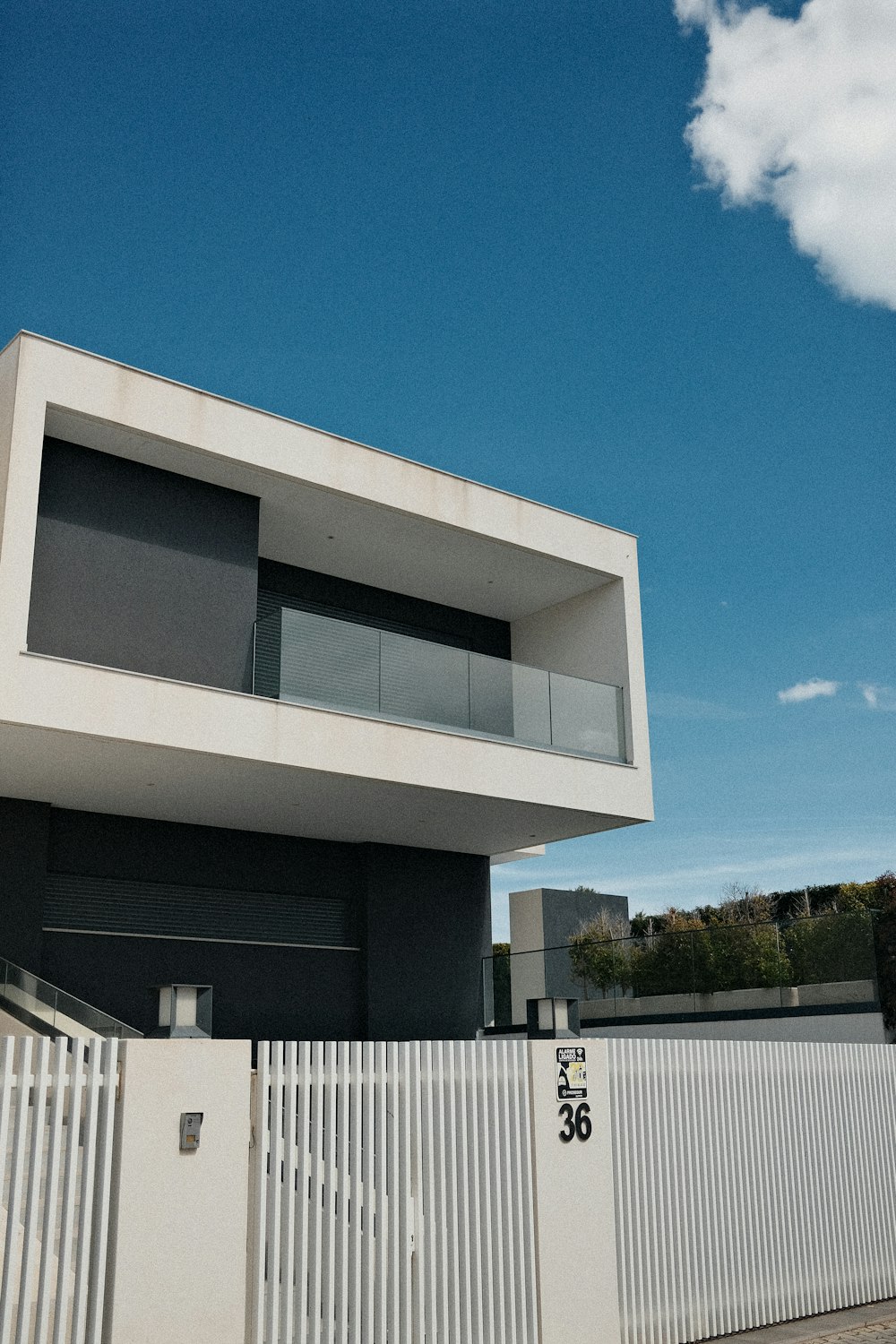 Cierre de listones blancos frente a una casa moderna
